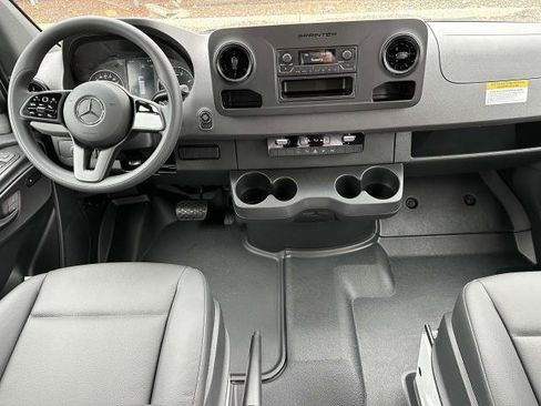 Used 2024 Mercedes-Benz Sprinter 2500 image 4