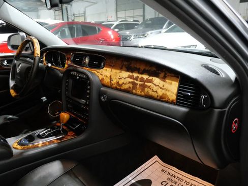 Used 2008 Jaguar XJ8 RWD image 10