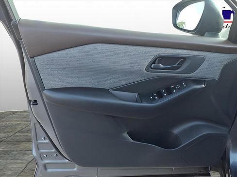 Used 2023 Nissan Rogue S image 11