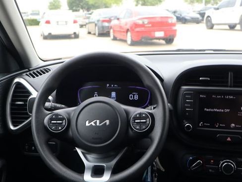 Used 2025 Kia Soul LX w/ LX Technology Package FWD image 14