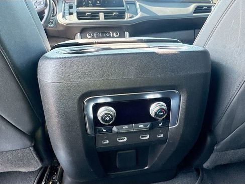 Used 2023 GMC Yukon SLT w/ SLT Luxury Package image 23
