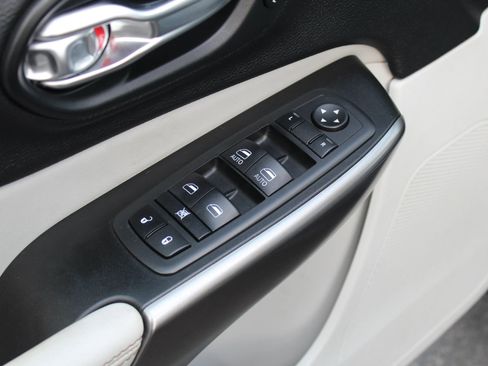 Used 2019 Jeep Cherokee Limited image 22