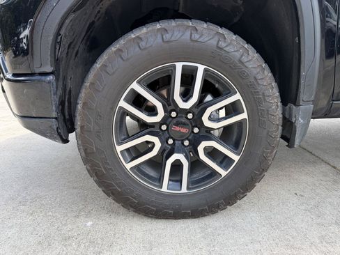 Used 2025 GMC Sierra 1500 AT4 w/ Technology Package AWD/4WD image 4