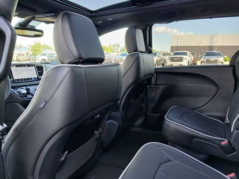 New 2027 Chrysler Pacifica Limited AWD/4WD image 13