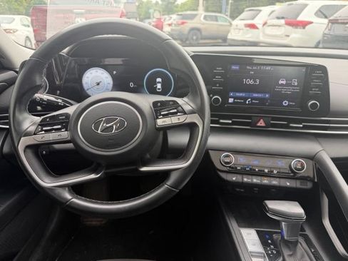 Used 2022 Hyundai Elantra SEL w/ Convenience + Premium Package FWD image 18