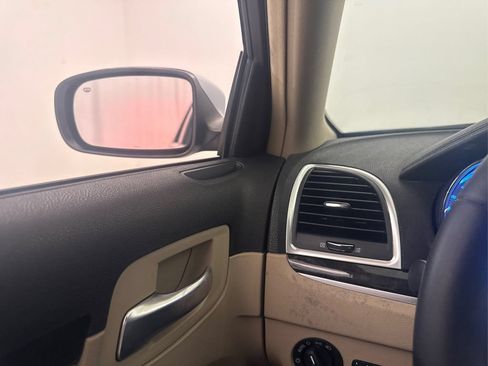 Used 2013 Chrysler 300 RWD image 33
