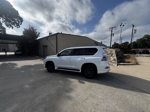 Used 2021 Lexus GX 460 Premium w/ Premium Package AWD/4WD image 2