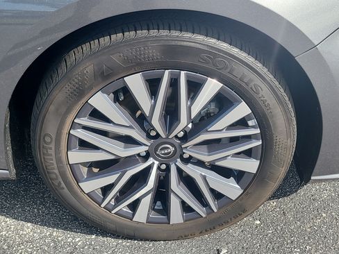 Used 2025 Nissan Altima 2.5 SV FWD image 10