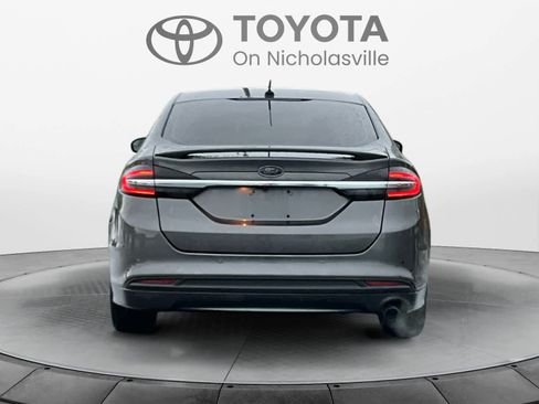 Used 2018 Ford Fusion SE w/ Fusion SE Technology Package FWD image 4