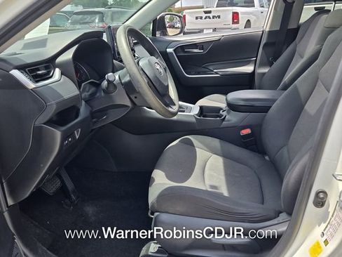 Used 2019 Toyota RAV4 XLE FWD image 5