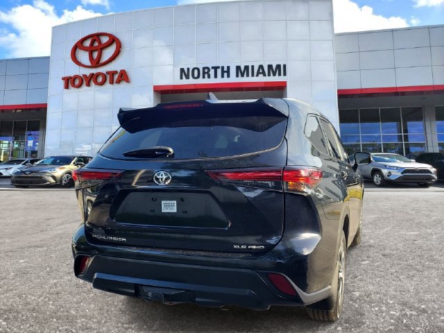 Used 2024 Toyota Highlander XLE AWD/4WD image 4