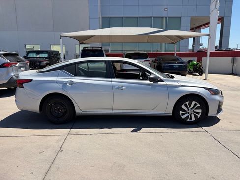 Used 2024 Nissan Altima 2.5 S FWD image 3