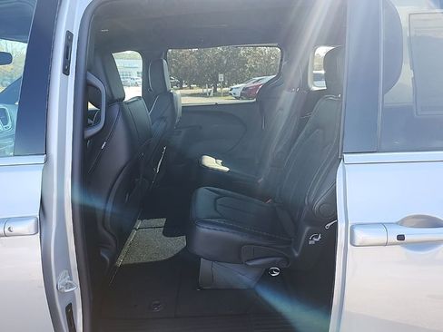 New 2026 Chrysler Pacifica Select image 26