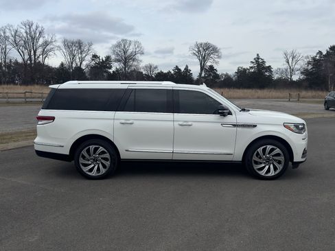 Used 2024 Lincoln Navigator L Reserve image 8