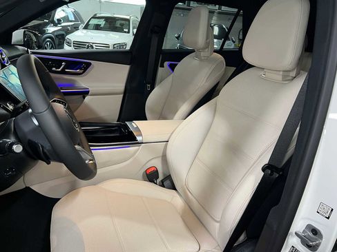 Used 2025 Mercedes-Benz GLC 300 4MATIC image 25