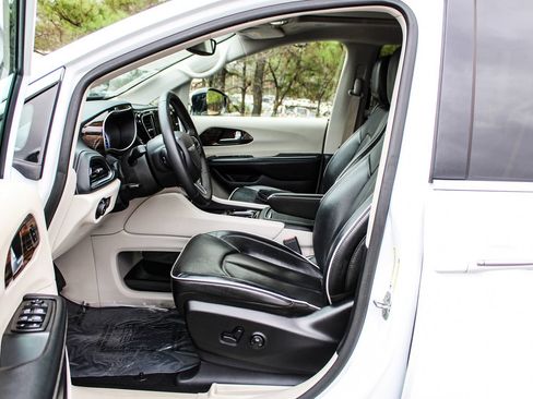 Used 2023 Chrysler Pacifica Limited FWD image 14