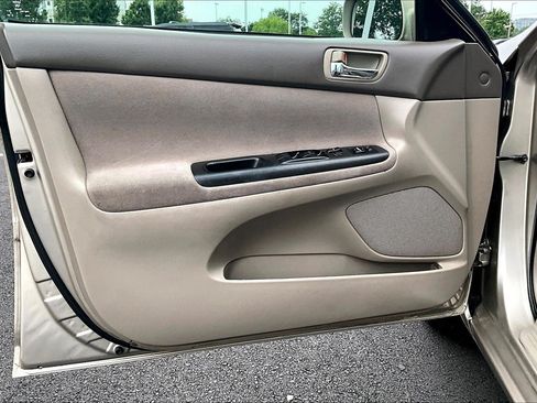 Used 2005 Toyota Camry LE FWD image 19