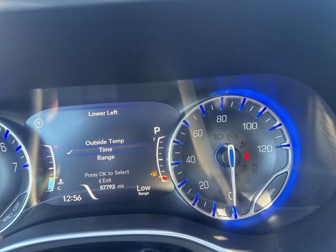 Used 2018 Chrysler Pacifica Limited image 34