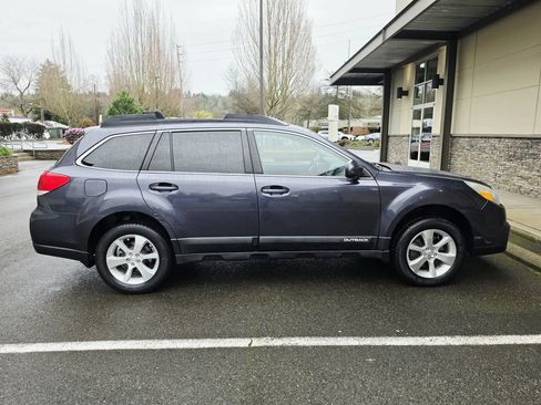 Used 2013 Subaru Outback 3.6R Limited w/ Moonroof Pkg AWD/4WD image 6