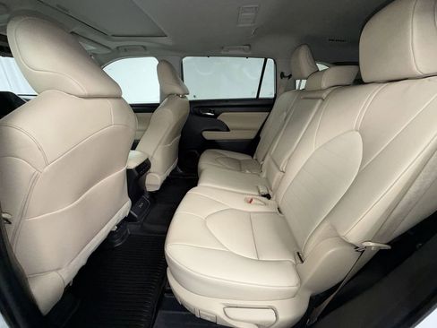 Used 2023 Toyota Highlander XLE AWD/4WD image 7