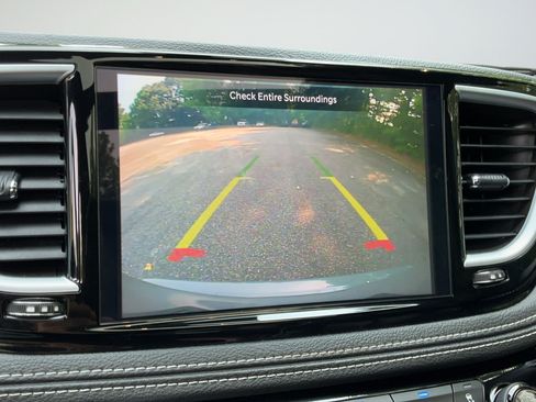 Used 2025 Chrysler Pacifica Limited FWD image 17
