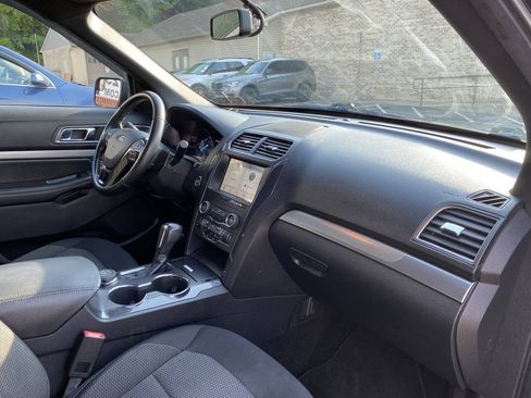 Used 2018 Ford Explorer XLT w/ Equipment Group 201A AWD/4WD image 18