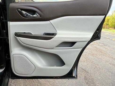 Certified 2023 GMC Acadia SLT image 20