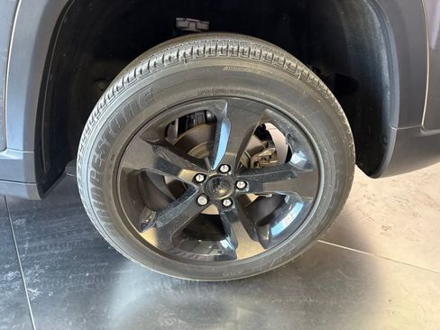Used 2022 Jeep Grand Cherokee Altitude AWD/4WD image 11