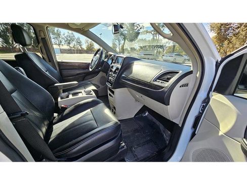 Used 2015 Chrysler Town & Country Touring image 12