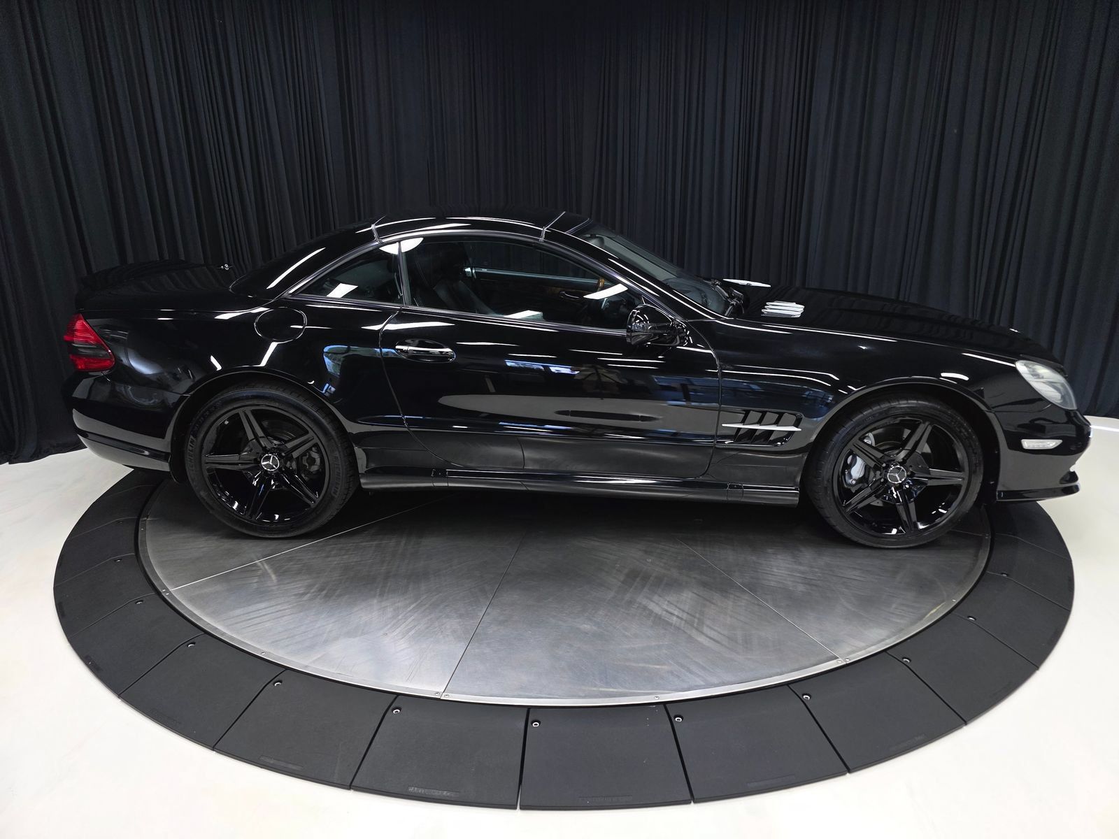 Used 2011 Mercedes-Benz SL 550 image 14