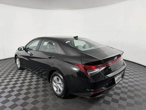 Used 2022 Hyundai Elantra SE FWD image 16