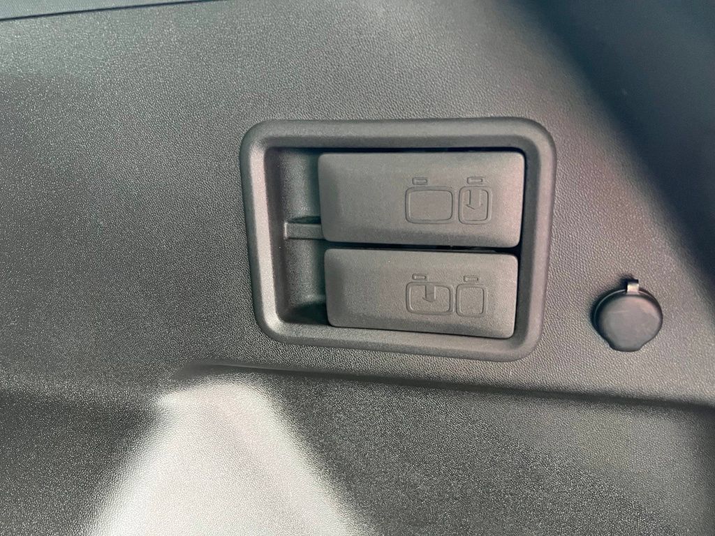 Used 2018 Chevrolet Equinox LT FWD image 26