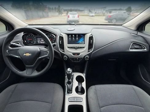 Used 2018 Chevrolet Cruze LS FWD image 3