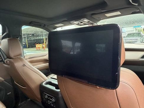 Used 2021 Chevrolet Suburban High Country w/ Premium Package 2 AWD/4WD image 15