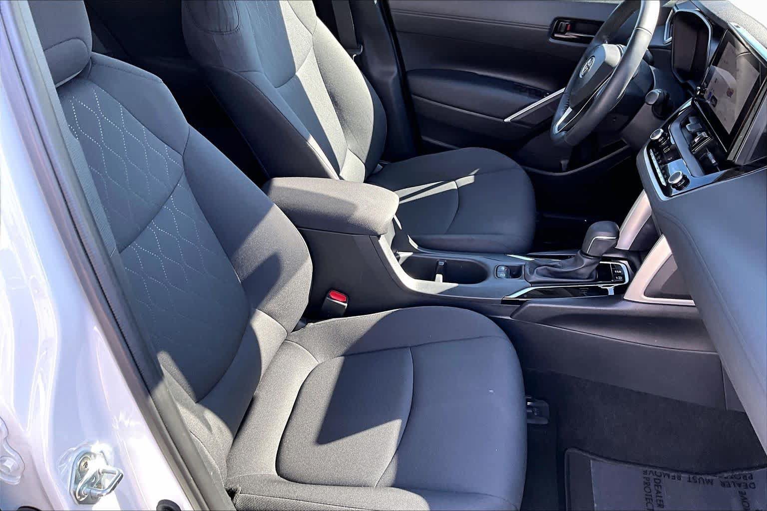 Used 2024 Toyota Corolla Cross LE FWD image 9