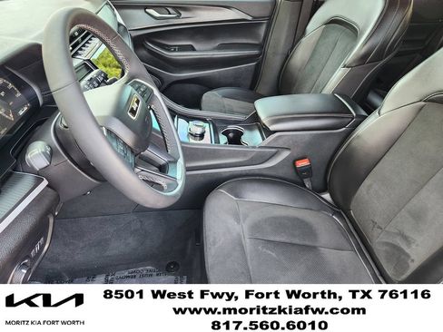 Used 2025 Jeep Grand Cherokee Altitude AWD/4WD image 12