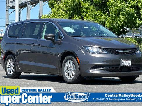 Used 2023 Chrysler Voyager LX image 1