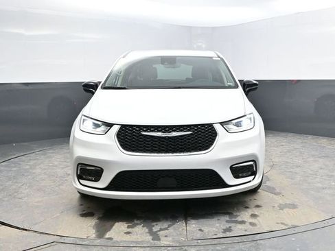 Used 2024 Chrysler Pacifica Select image 2