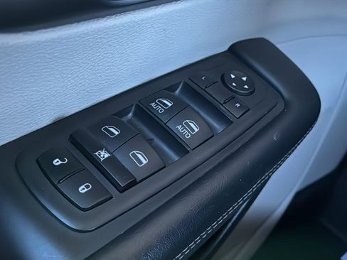 Used 2023 Chrysler Pacifica Touring-L image 33