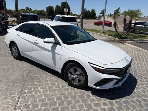 Certified 2025 Hyundai Elantra SE FWD image 1