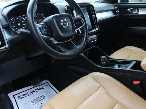 Used 2019 Volvo XC40 T5 Momentum image 11