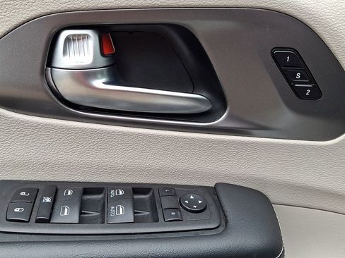 Used 2023 Chrysler Pacifica Touring-L image 26