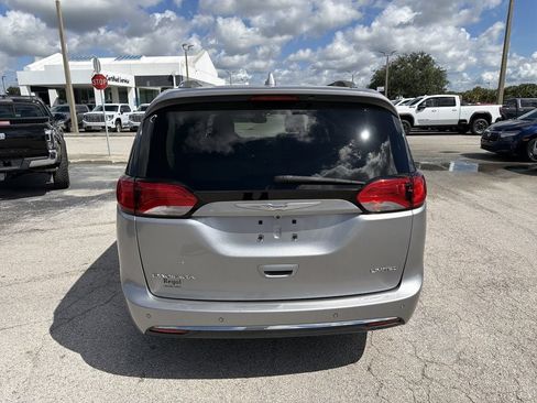Used 2017 Chrysler Pacifica Limited w/ UConnect Theater Package FWD image 4