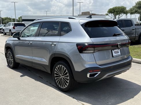 Used 2025 Volkswagen Taos SE FWD image 7