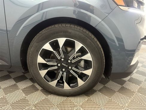 Used 2024 Kia Carnival EX image 13