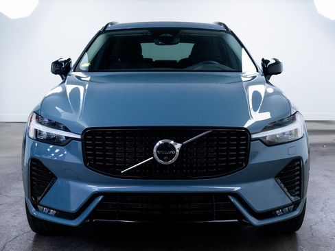 Used 2023 Volvo XC60 B5 Plus image 2