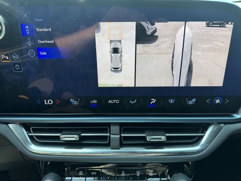 Used 2024 Chevrolet Equinox EV LT FWD image 16