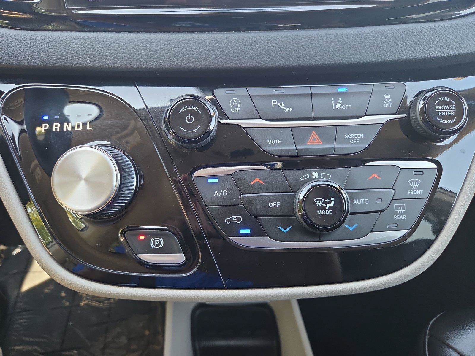Used 2023 Chrysler Pacifica Touring-L FWD image 16