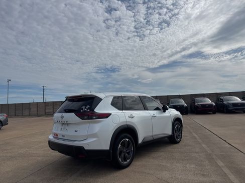Used 2024 Nissan Rogue SV FWD image 22