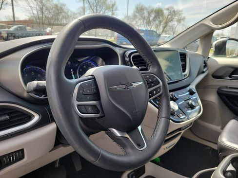 Used 2023 Chrysler Pacifica Touring-L FWD image 16